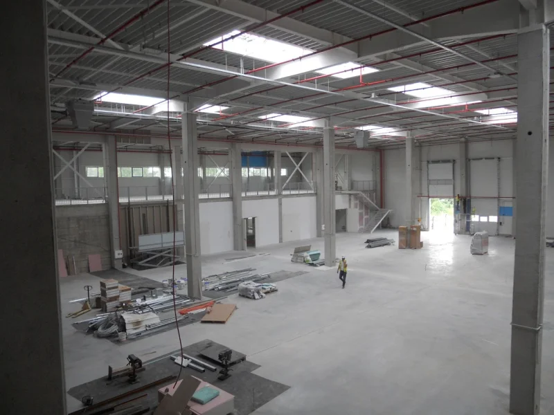 Обследване и експертна оценка на дефекти на индустриална бетонна настилка, Многофункционална нежилищна сграда